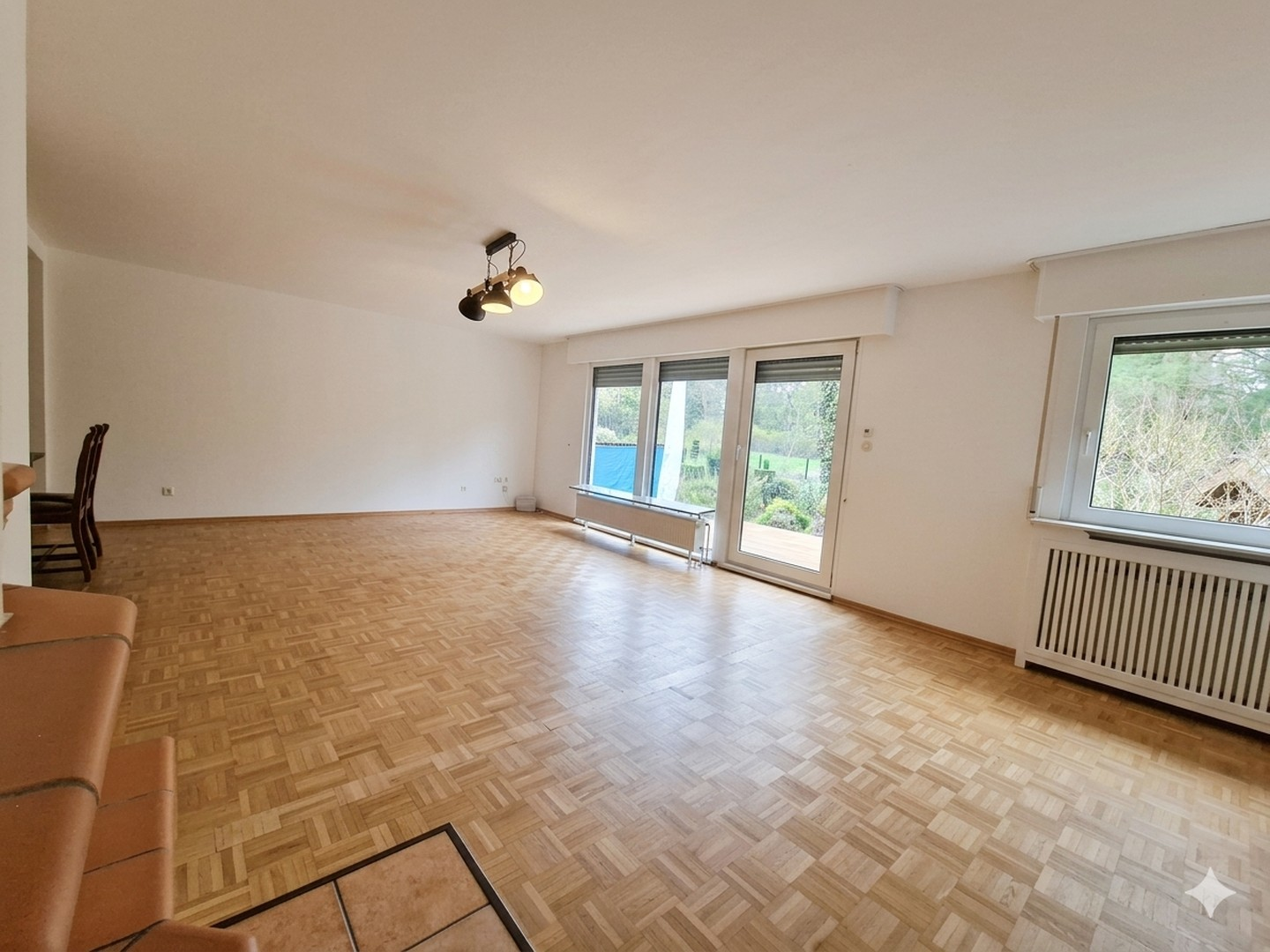 Wohnzimmer mit Gartenblick