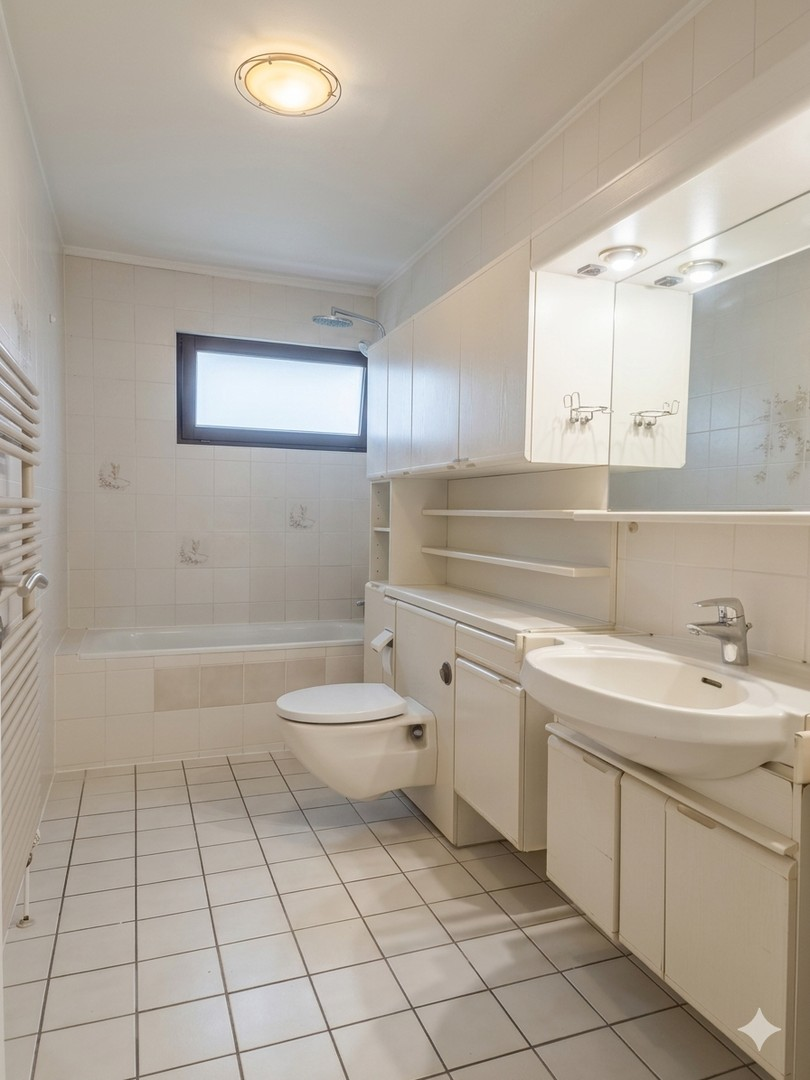 Badezimmer mit Badewanne (EG)