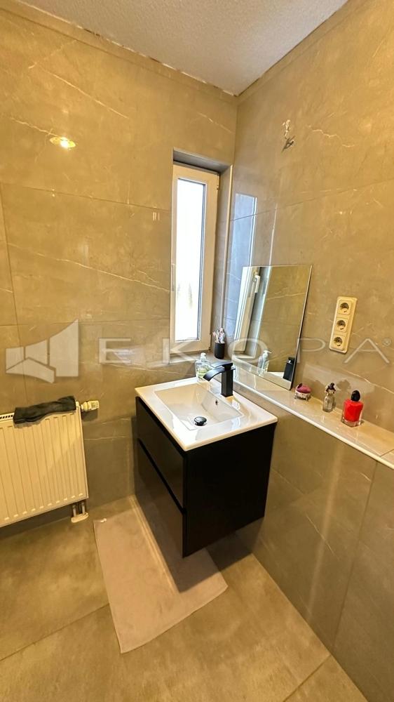 Badezimmer (EG)