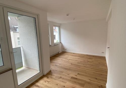 Wohnzimmer mit Balkon