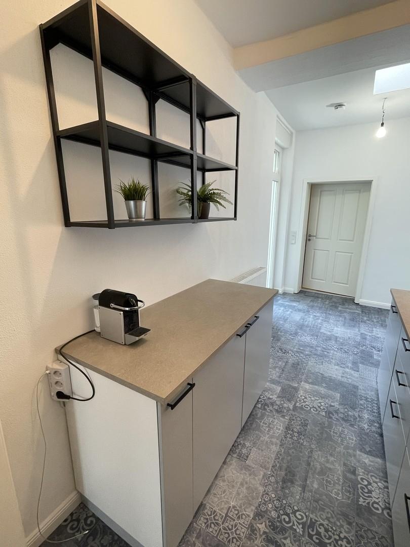 Einbauküche mit Sideboard und 