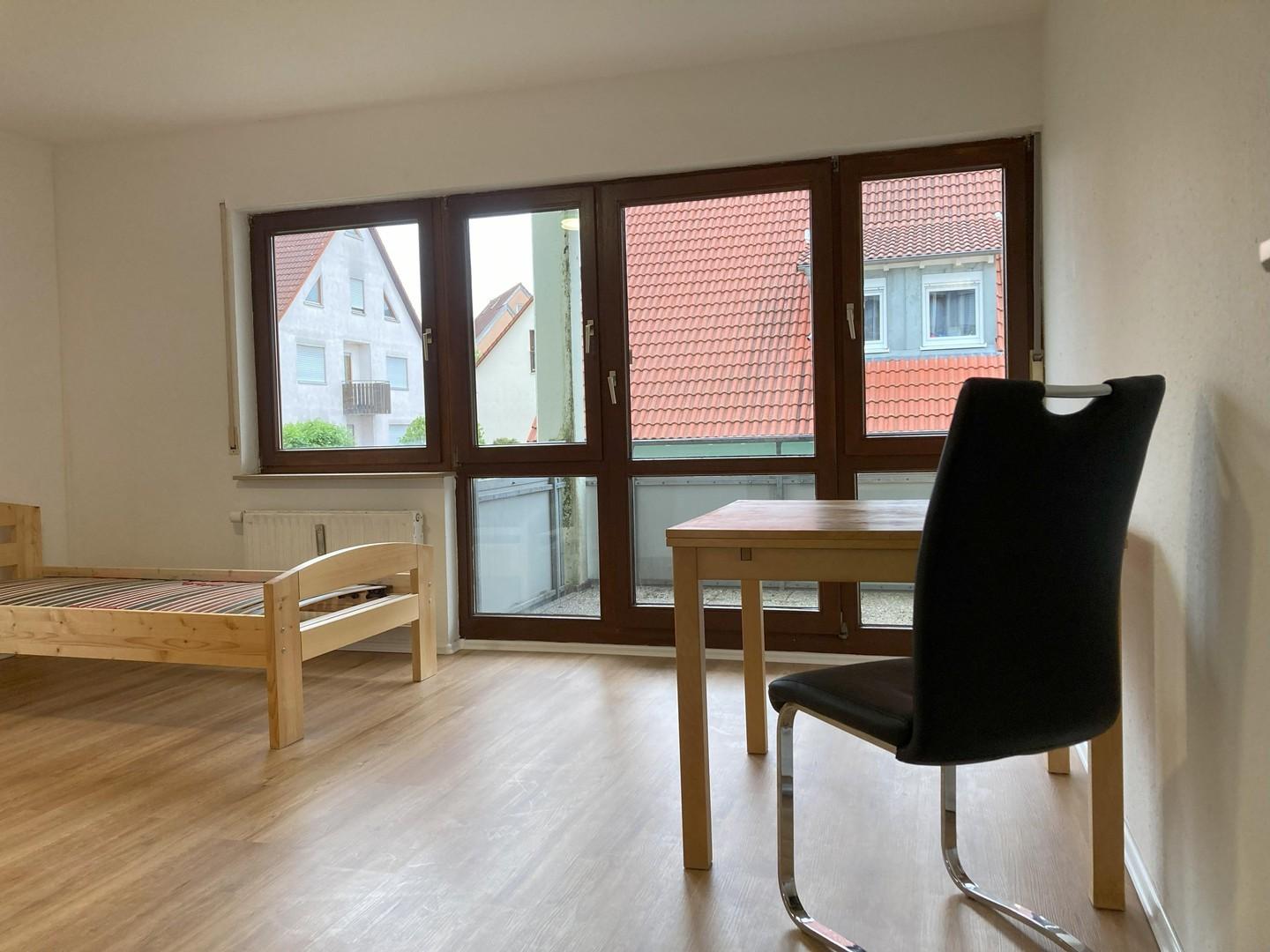 Wohnzimmer mit Balkon