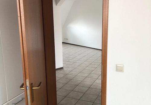 Blick aus Küche in Wohbereich