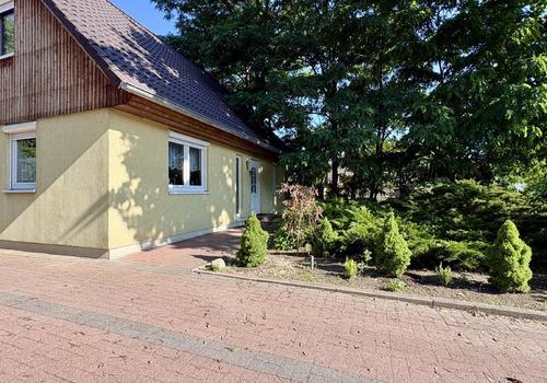 Hausansicht mit Vorgarten
