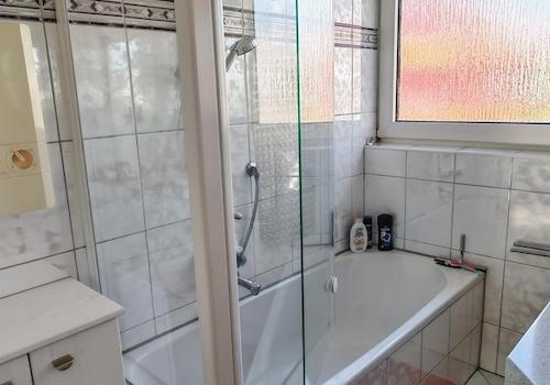 BAdewanne mit Duschaufsatz