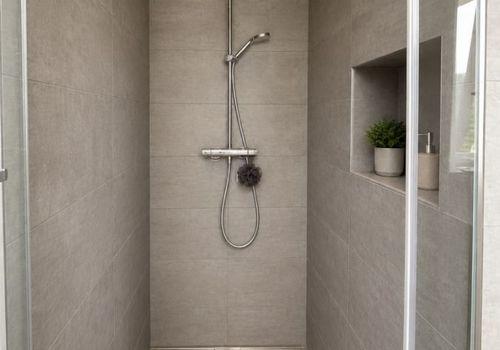 Badezimmer Duschbereich OG_Bathroom Showering Area Upper Floor 1