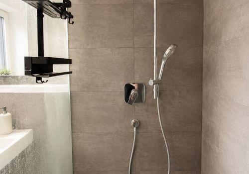 Duschbad Duschbereich Keller_Bathroom Showering Area Basement 1