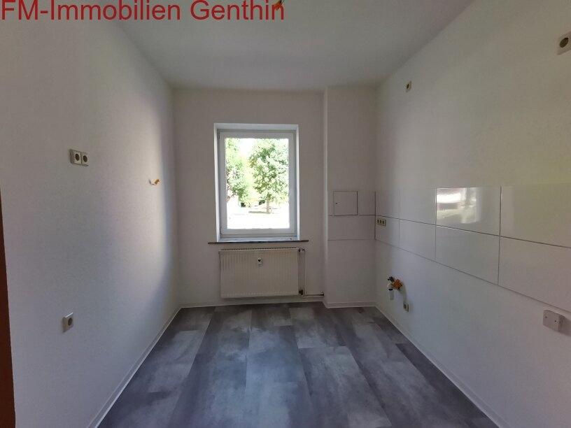 Küche mit Fliesenspiegel und Fenster