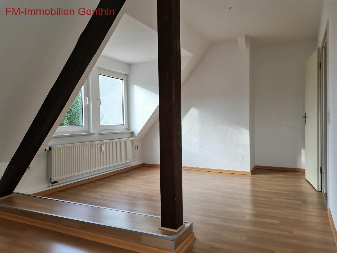 Wohnzimmer mit großen Fenstern