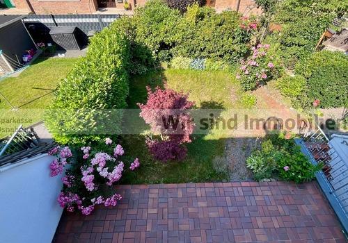 Blick vom Balkon in den Garten