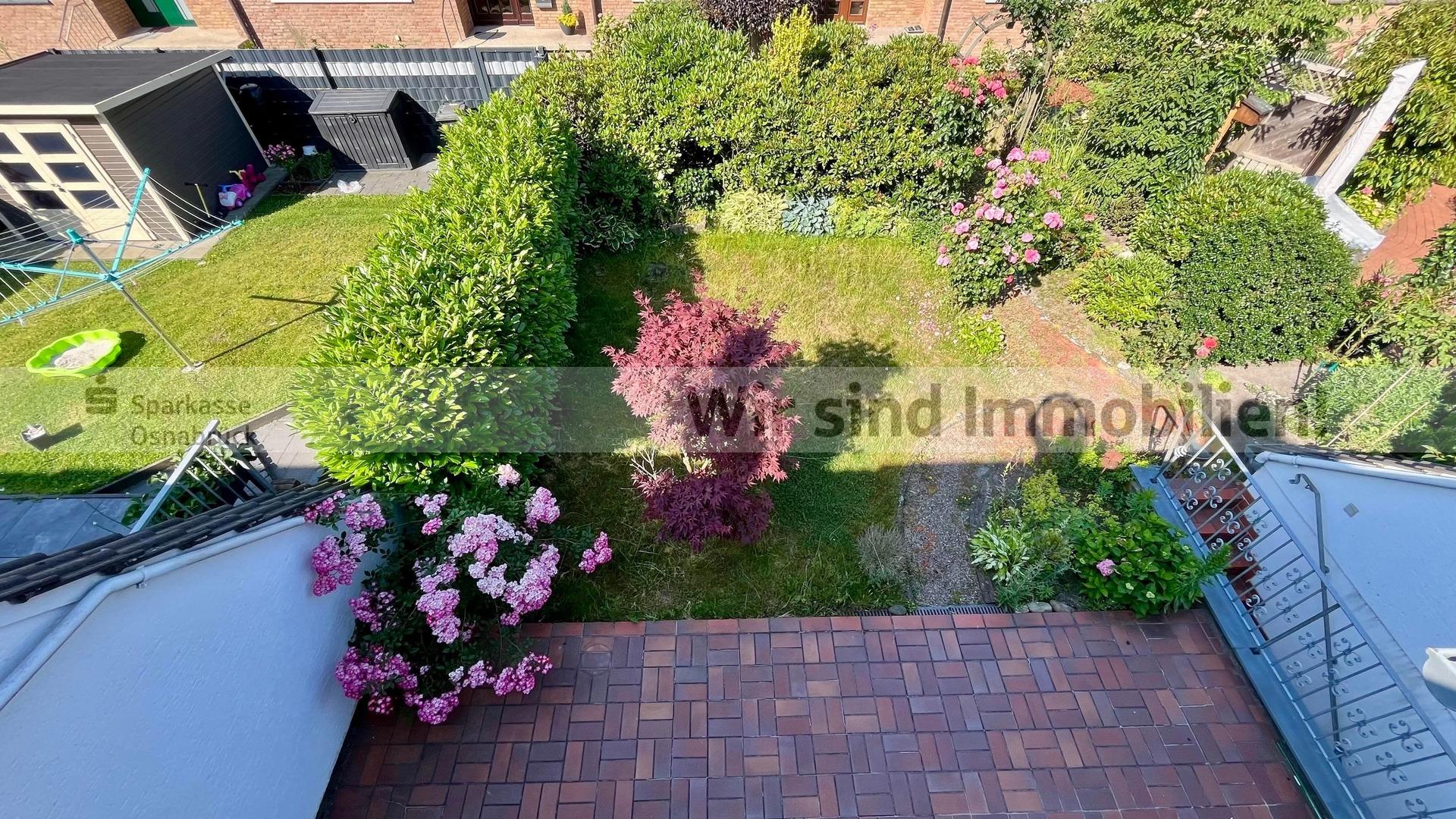 Blick vom Balkon in den Garten