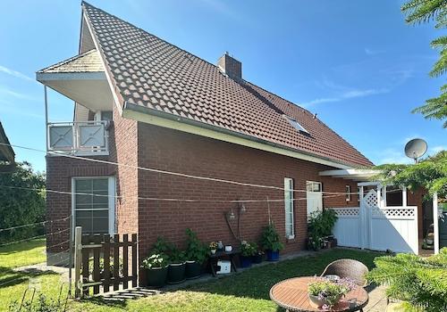 Hinter dem Haus