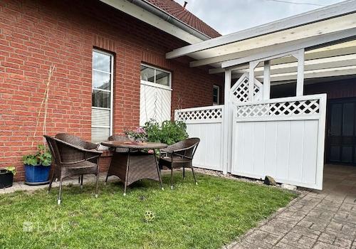 Terrasse hinter dem Haus