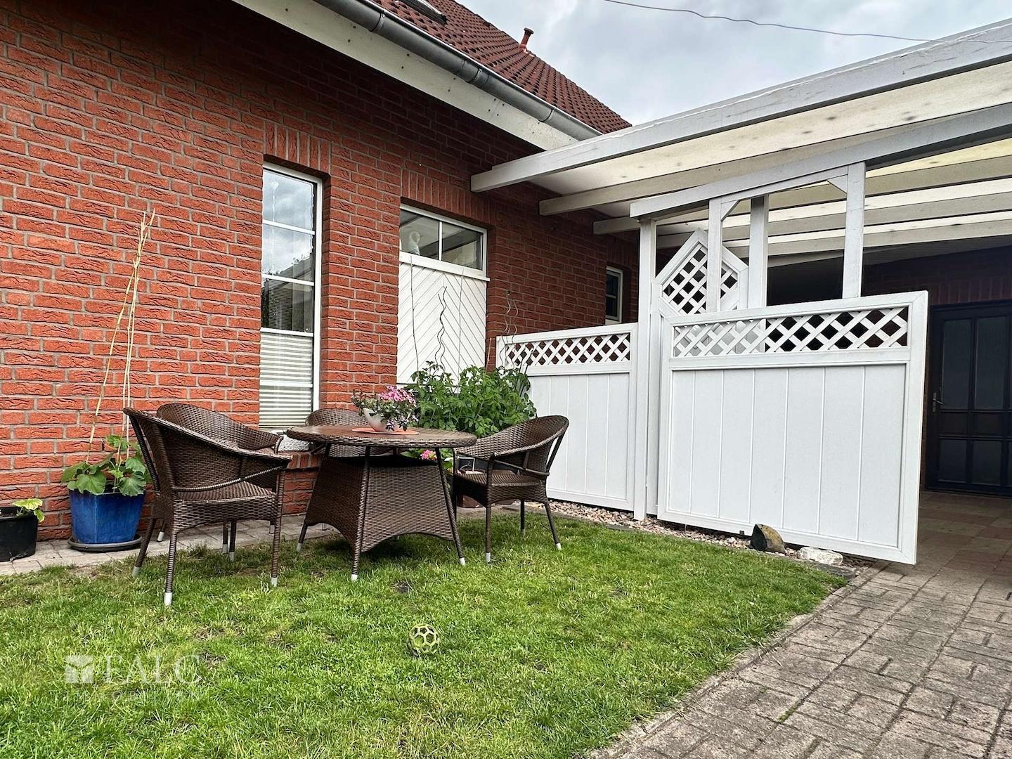 Terrasse hinter dem Haus
