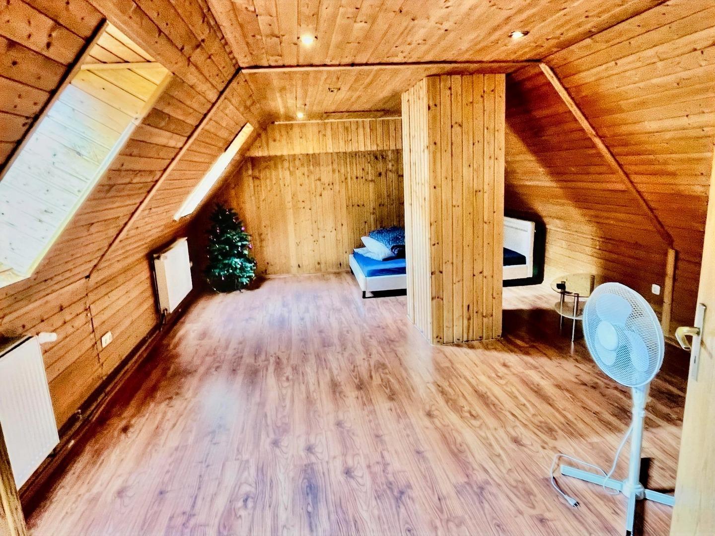 Großes Zimmer im DG