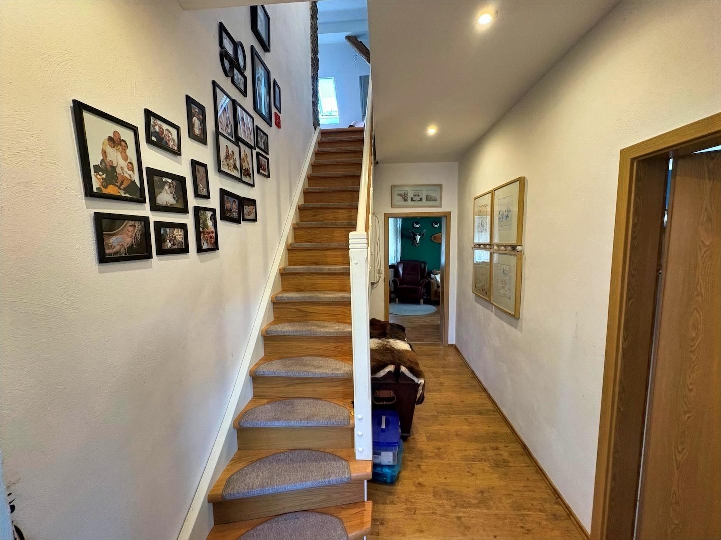 EG Flur mit Treppe