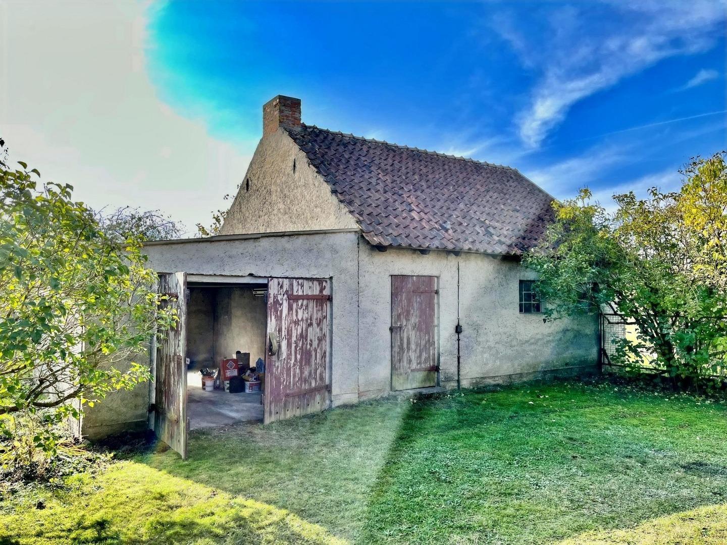 Garage mit Nebengebäude