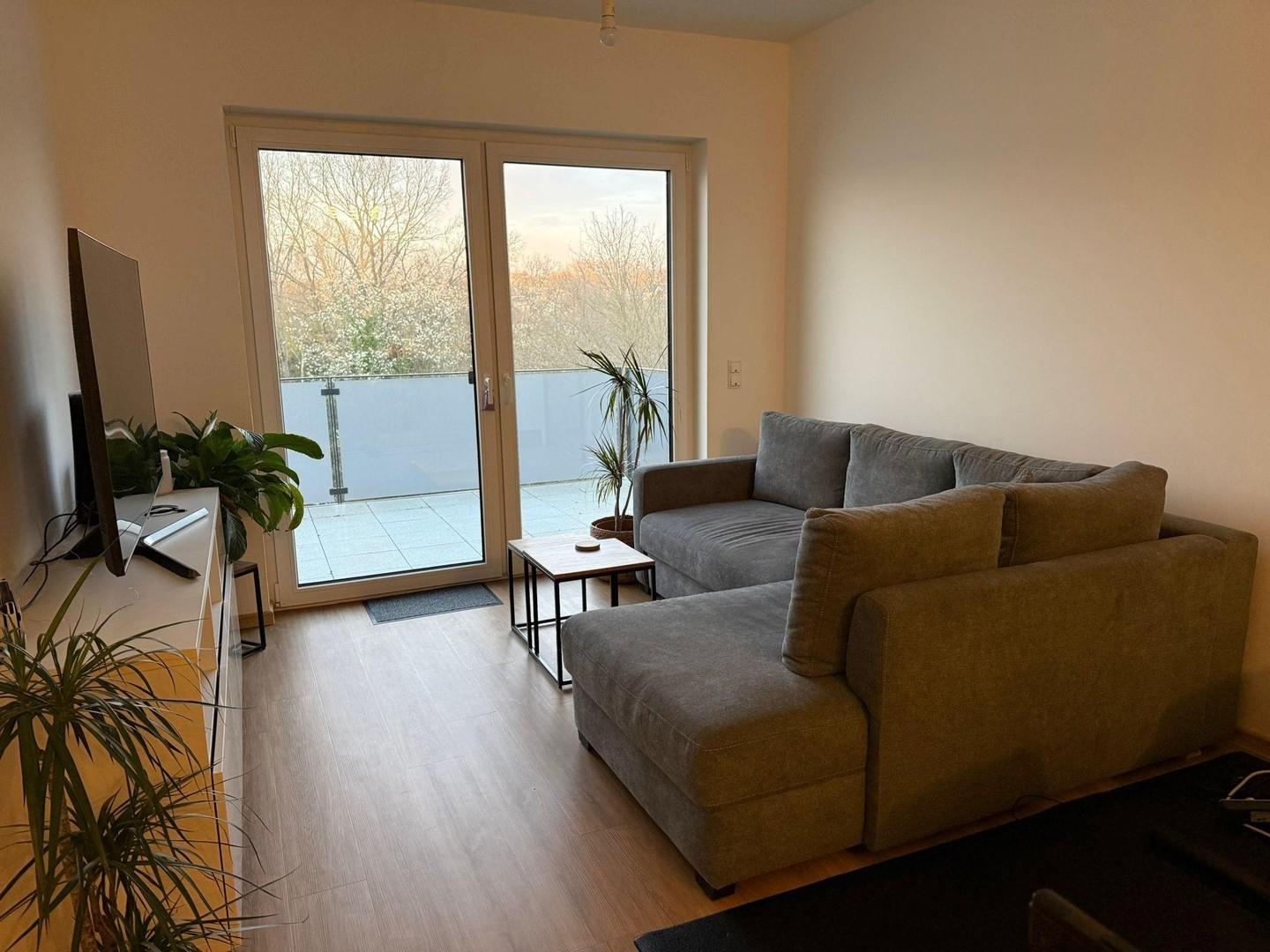 Blick ins Wohnzimmer u. Balkon
