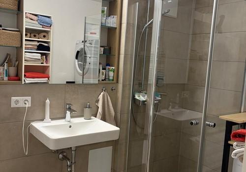 Badezimmer mit Dusche