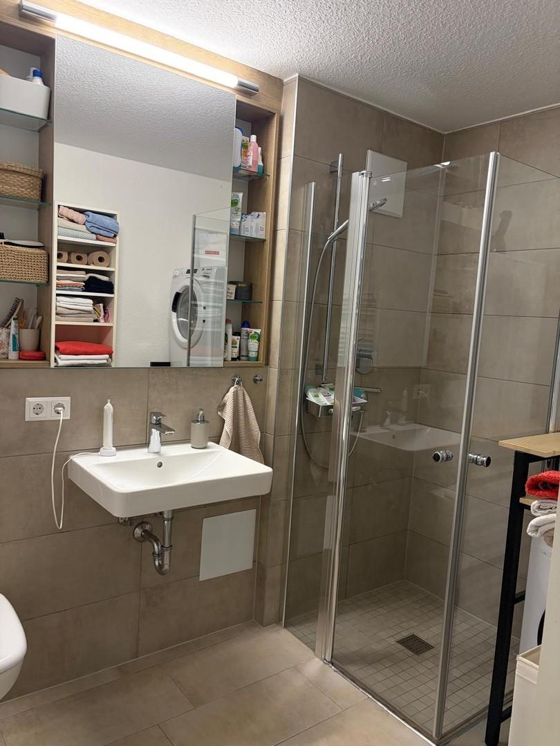 Badezimmer mit Dusche