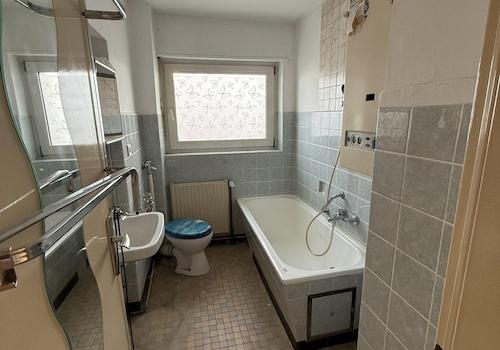 Badezimmer mit Badewanne 