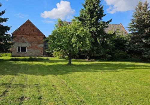 Garten mit Nebengebäude
