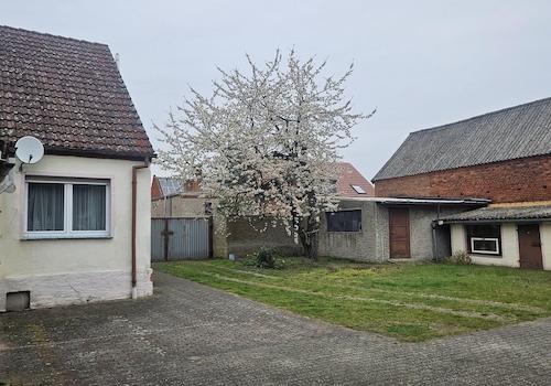 Scheune und Grünfläche