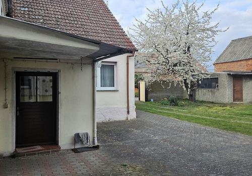 Scheune und Wiese