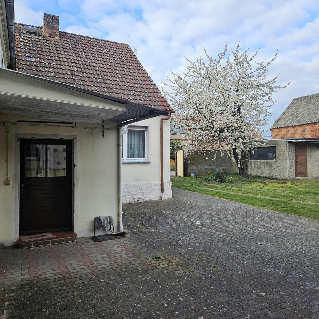 Scheune und Wiese