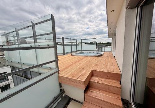 Aufgang Holzdeck u. Jacuzzi
