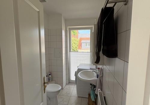 Bad mit Dusche und Fenster
