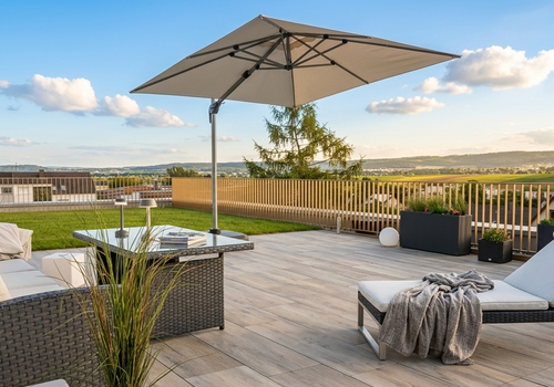 Riesige Terrasse mit Garten