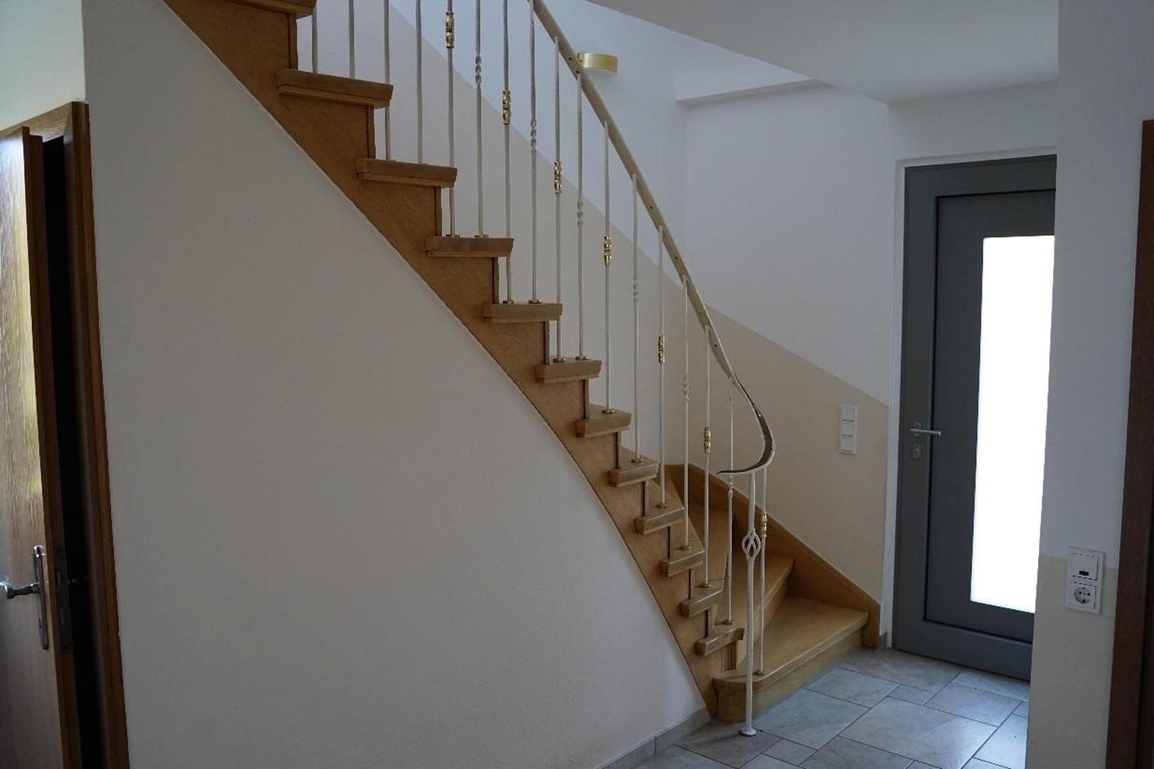 EG Flur mit Treppe