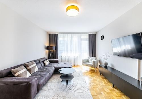 Wohnzimmer mit Balkonzugang