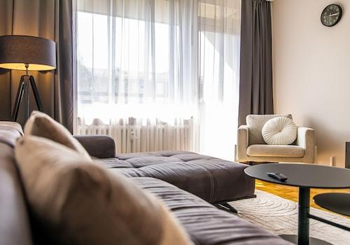 Stilvoll möbliertes Wohnzimmer