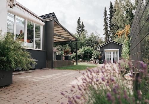 Blick auf Terrasse und Garten