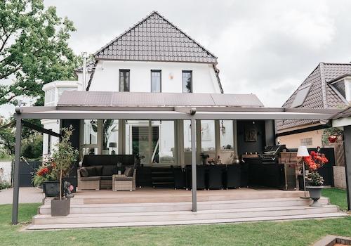 Terrasse mit Solaranlage