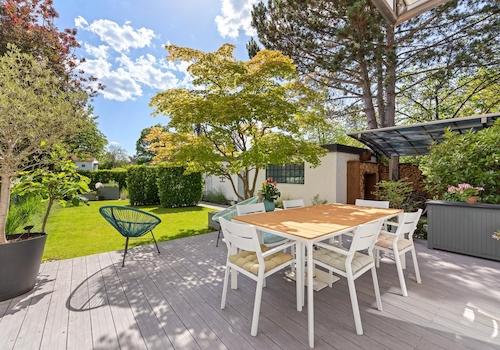 Terrasse mit sonnigem Garten