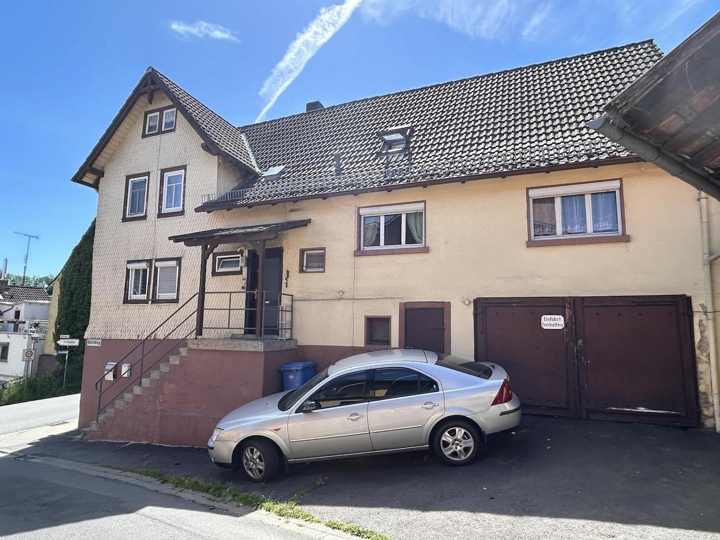 Ansicht seitlich mit Garage