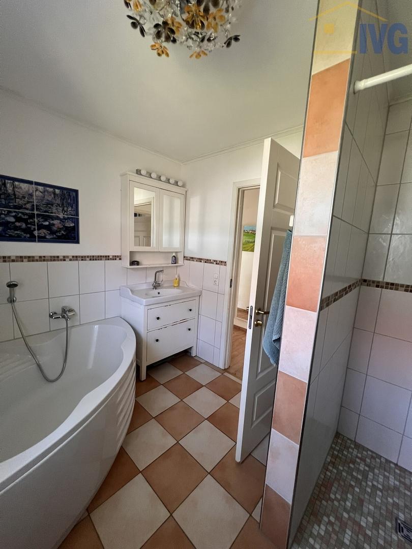 Badezimmer mit Wanne und Dusche