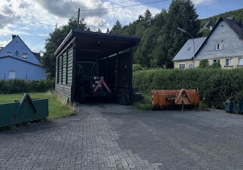 großes Carport