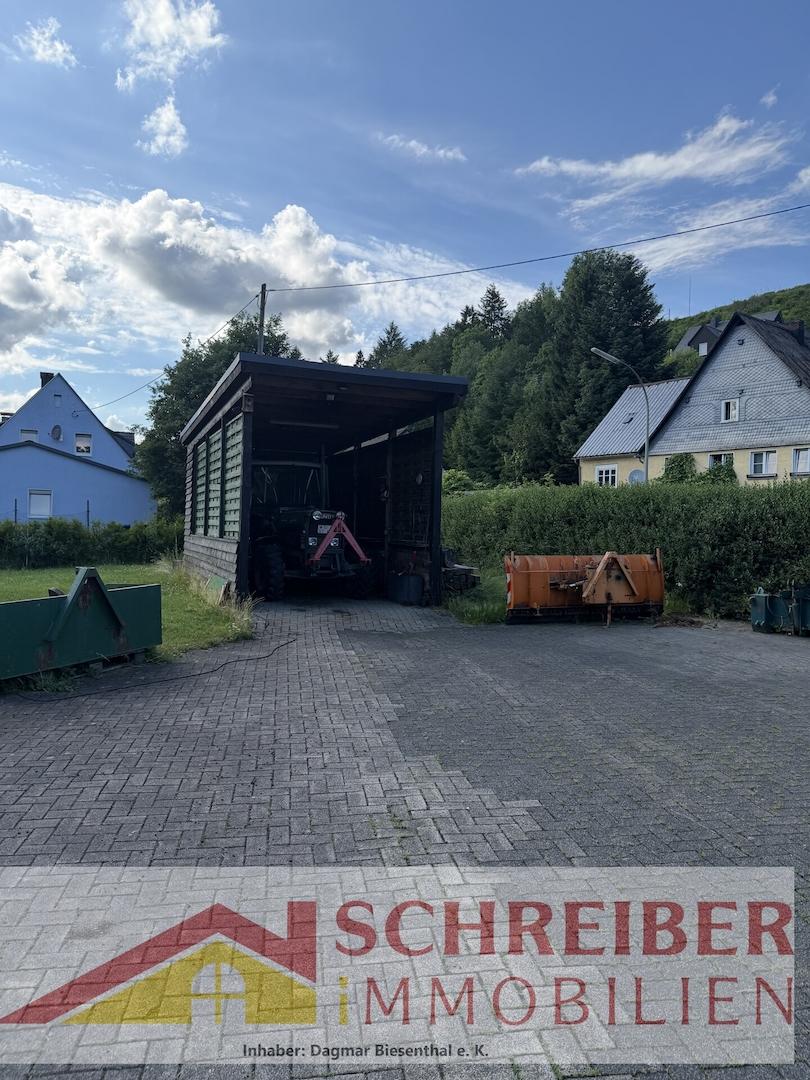 großes Carport