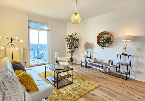 Wohnzimmer mit Balkon
