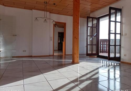 Wohnzimmer mit Zugang Küche