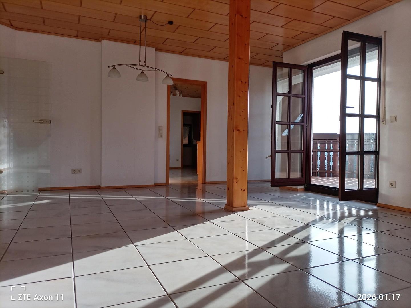 Wohnzimmer mit Zugang Küche