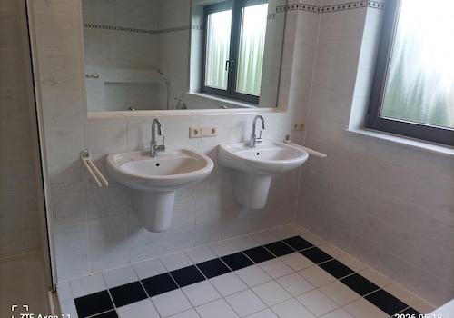 Grosses Badezimmer