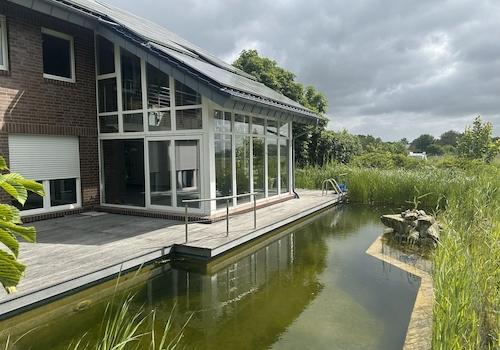 Südseite mit Naturschwimmteich