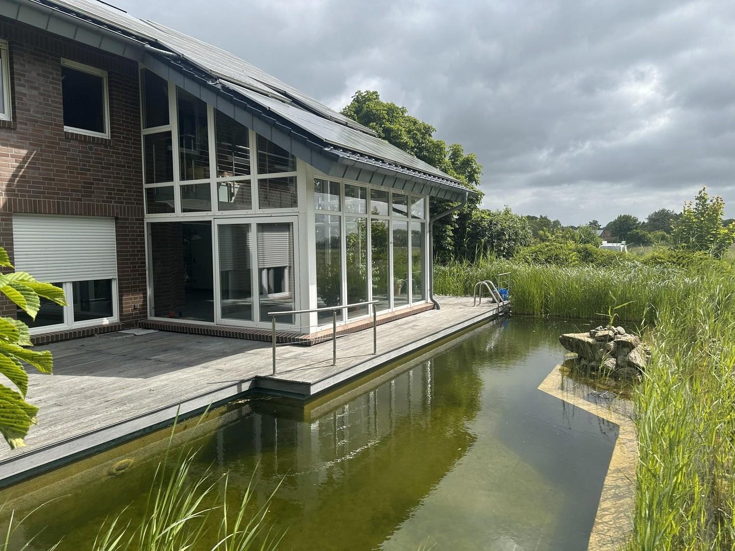 Südseite mit Naturschwimmteich