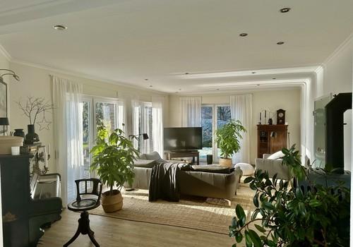 Wohnzimmer mit Kamin