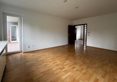Wohnbereich mit Zugang zum Balkon